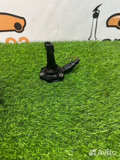 Датчик уровня масла в двигателе Volkswagen Golf