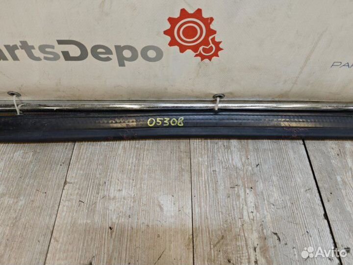 Уплотнительная резинка капота Audi A4 B8 2.0 2011