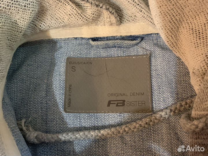 Продаю жилетку джинсовую с капюшоном на девочку