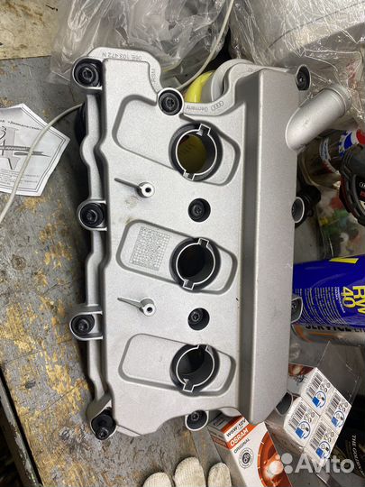 Клапанная крышка новая правая vag v6 06E 103 472 N