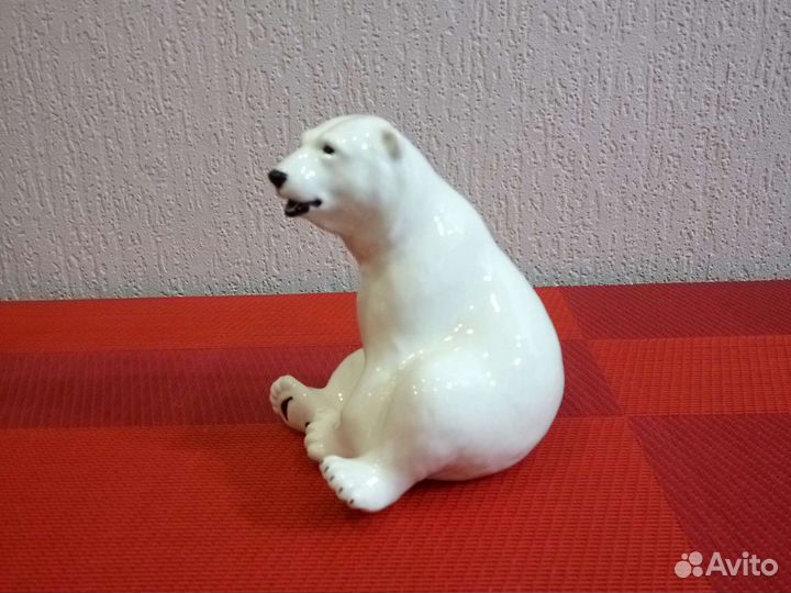 Фарфоровая статуэтка медведь
