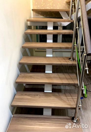 Лестница на металлокаркасе закрытого типа