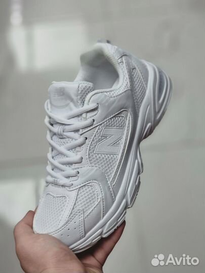 Кроссовки женские модные