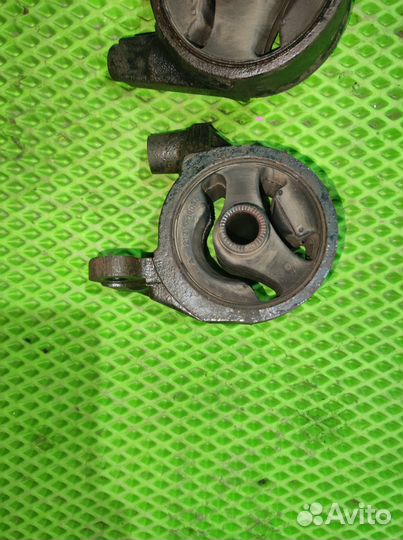 Кронштейн двигателя правый Kia Rio