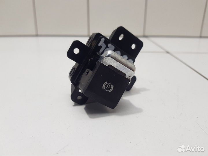 Кнопка фиксатора стояночного тормоза