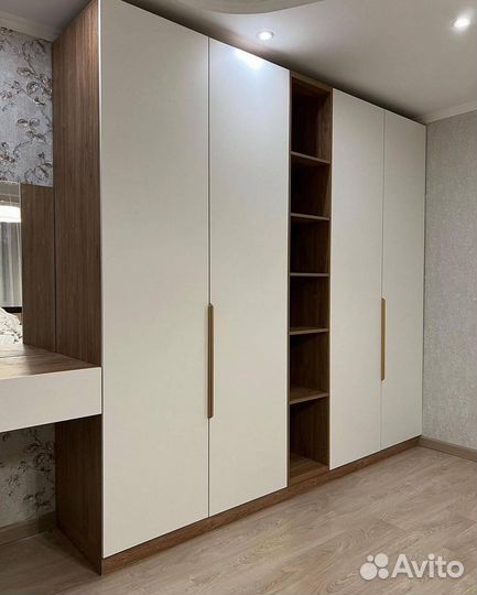 Шкаф с зеркалом