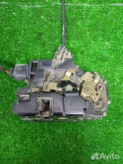 Замок двери передний правый Skoda Fabia