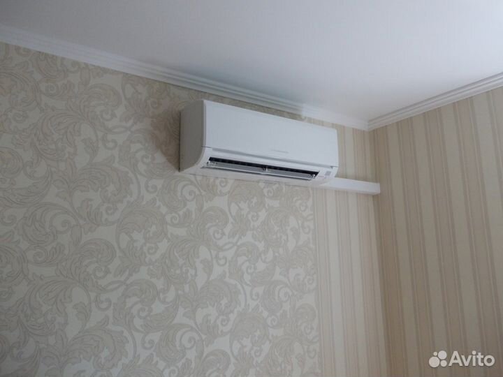 Кондиционер в квартире. Кондиционер в комнате. Кондиционер в квартиру в екатеринбурге. Кабель канал для кондиционера. Сплит внутренний блок предмонтаж.