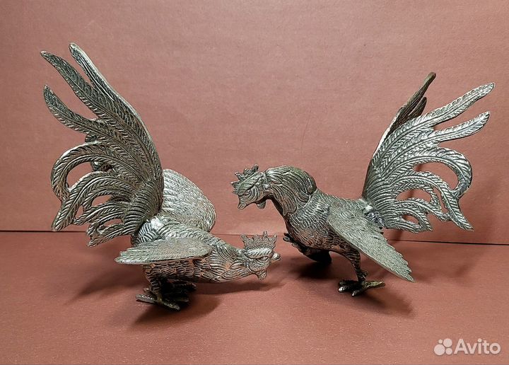 Парные статуэтки петухов