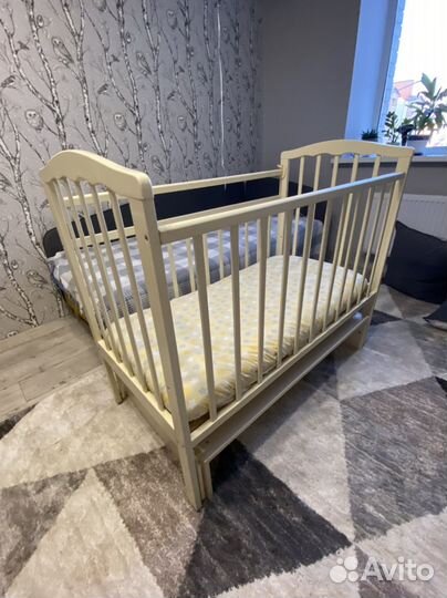 Детская кроватка с поперечным маятником