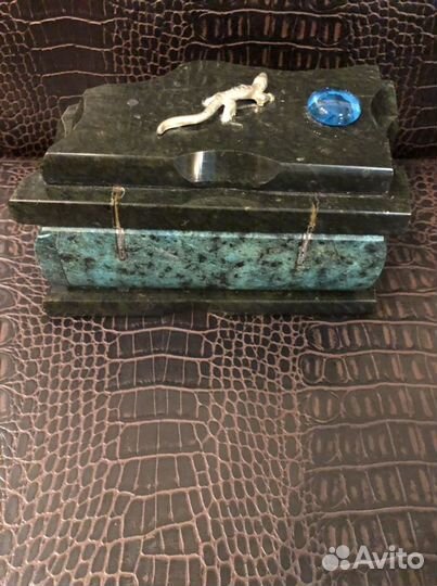 Шкатулка малахитовая