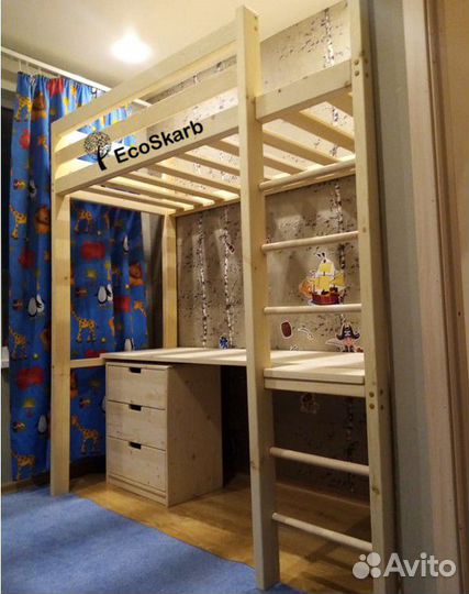 Кровать чердак со столом и комодом