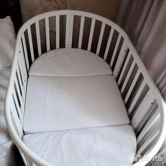 Детская кроватка с маятником