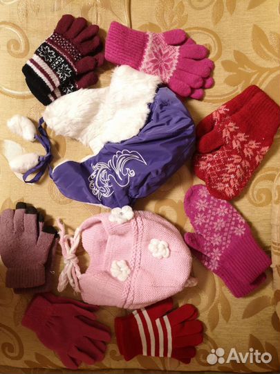 Вместе: 2 шапки, 2 пары варежки, 5 пар перчатки