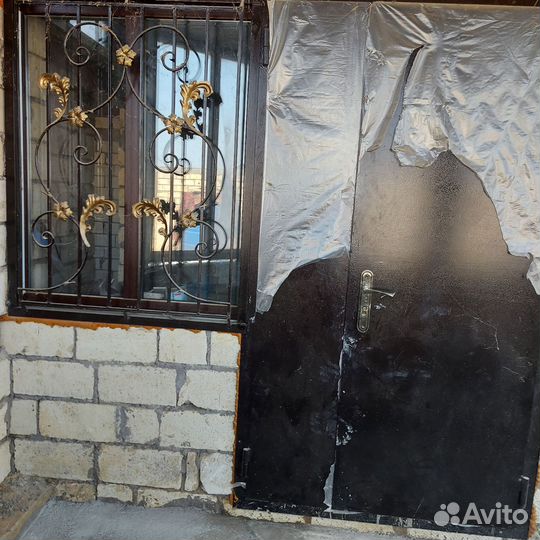 Дверь входная бронированная и решётки на окна