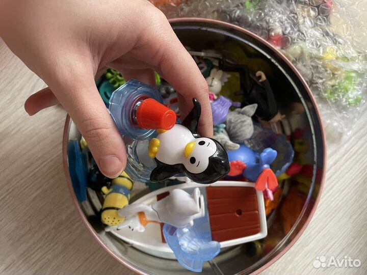 Большое количество мелких игрушек