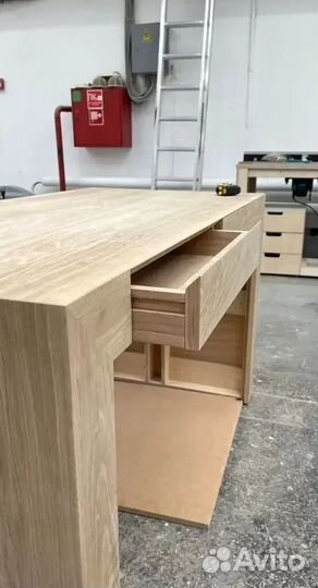 Деревянный стол