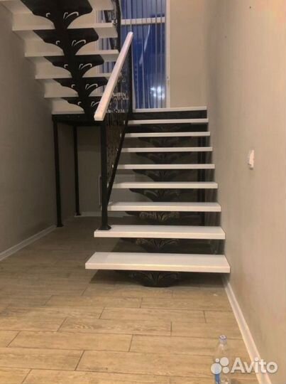 Лестница на металлокаркасе открытого типа