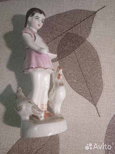 Статуэтка Девочка кормит кур. Ереван