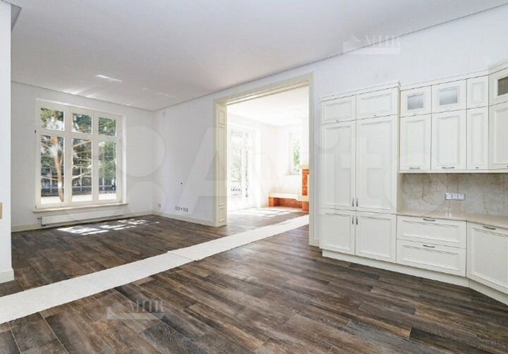 Дом 445,4 м² на участке 10,5 сот.