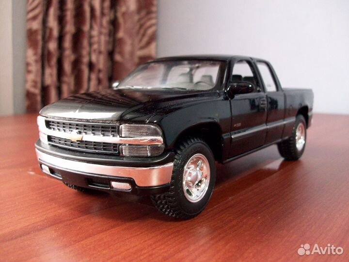 Модель Maisto 1/27 Chevrolet Silverado 1500 (2000)