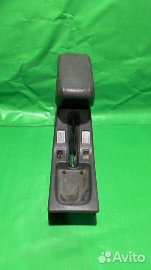 Подлокотник на Mitsubishi Montero sport