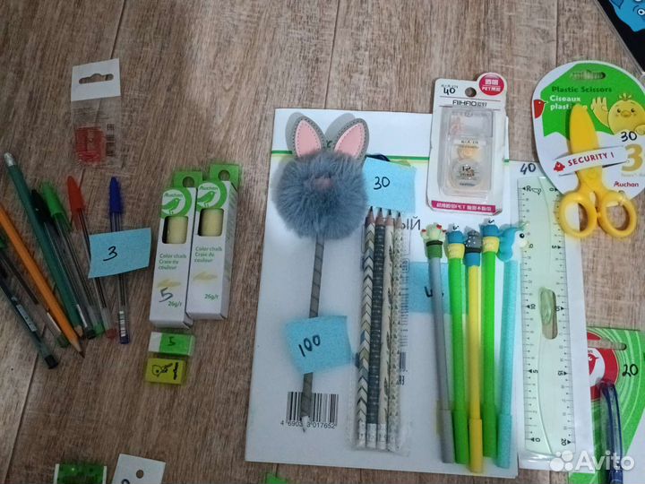Канцелярия: тетради,ручки,карандаши и прочее