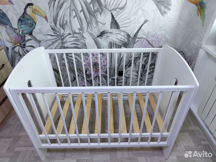 Кроватка для новорожденных с маятником