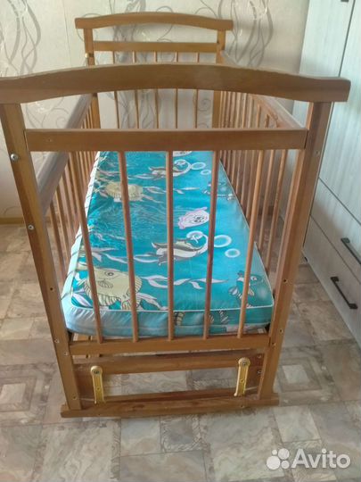 Детская кроватка с маятником