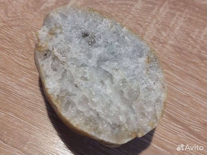 Камень с кристалликами