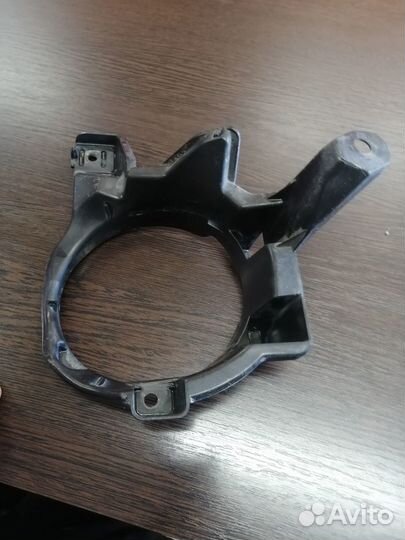 Кронштейн противотуманной фары левый Toyota Rav4