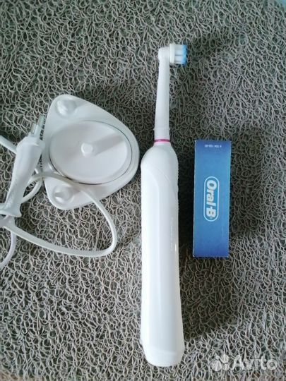 Электрическая зубная щетка oral b
