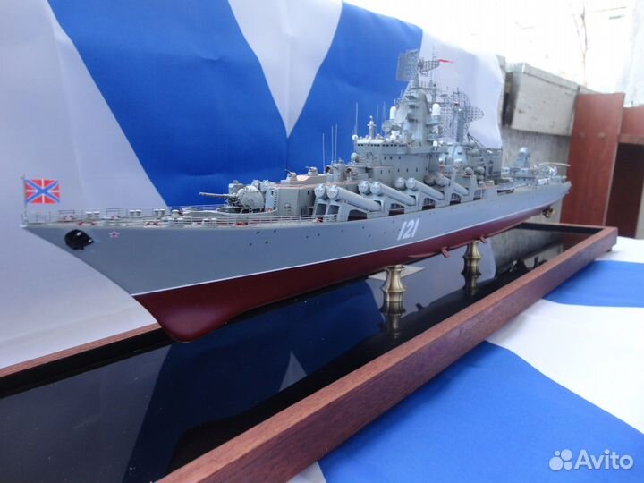 Продам модель корабля крейсер Москва