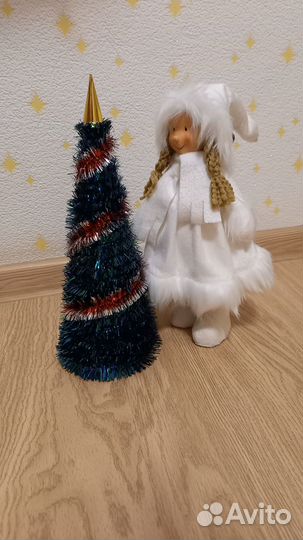 Кукла интерьерная Девочка в белой шубке 41 см