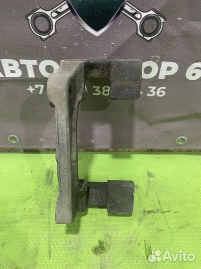 Скоба переднего R тормозного суппорта BMW 5 F10