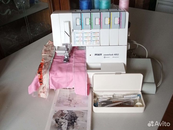 Коверлок Pfaff 4852 бу. Япония