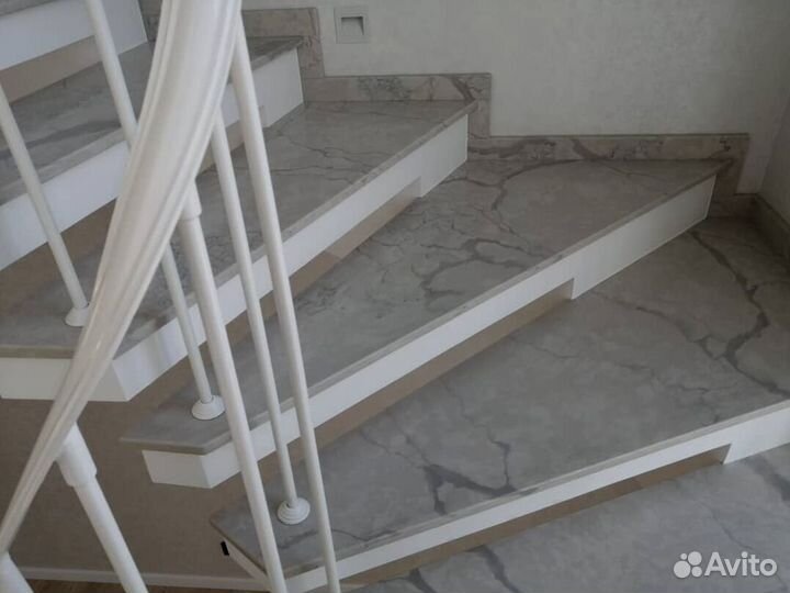 Лестница из акрилового камня