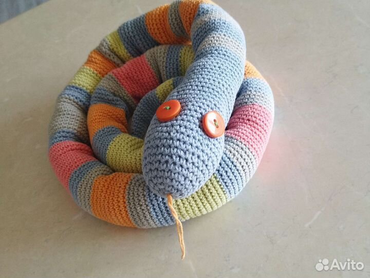 Вязаная игрушка змея