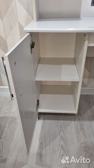 Туалетный столик с зеркалом