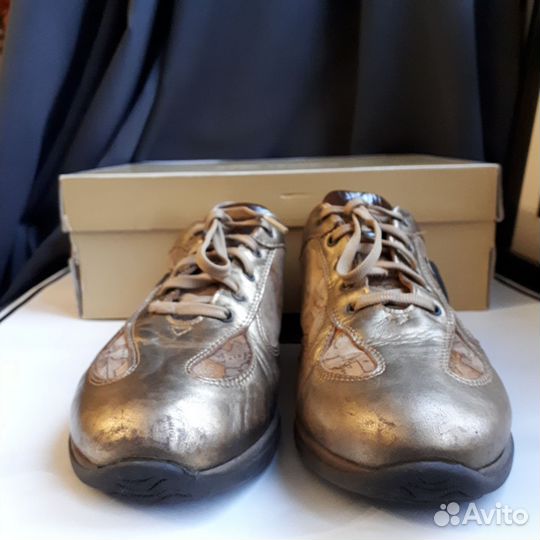 Кроссовки женские р.38