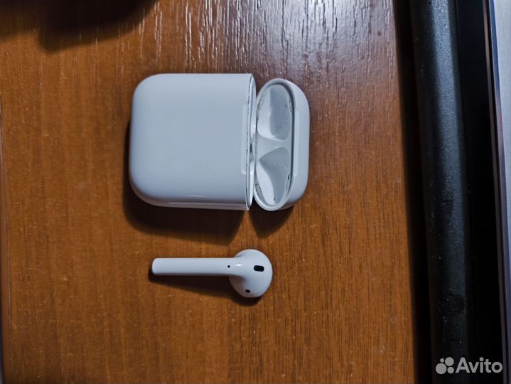 Беспроводные наушники apple airpods1