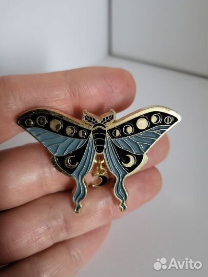 Брошь значок мотылек луна