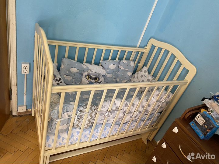 Детская кроватка с маятником