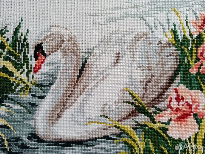 Вышитая картина Белый лебедь