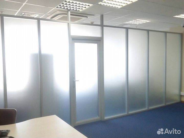 Офисная алюминиевая перегородка не до потолка