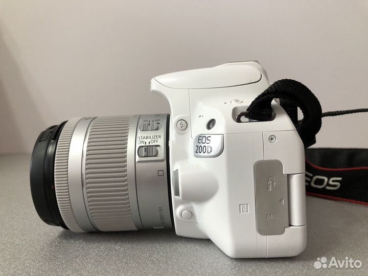 Зеркальный фотоаппарат Canon EOS 200D