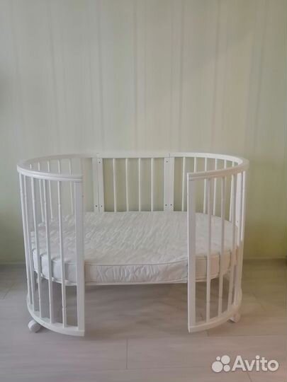 Детская кроватка с маятником