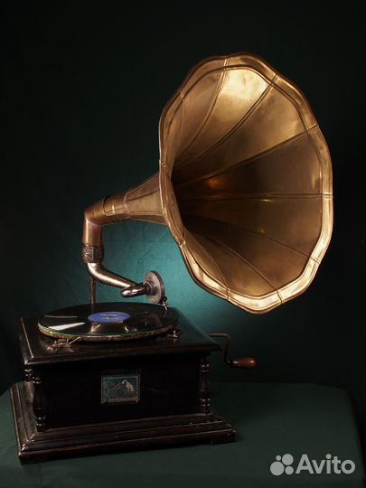 Старинный граммофон His Master's Voice. Лондон
