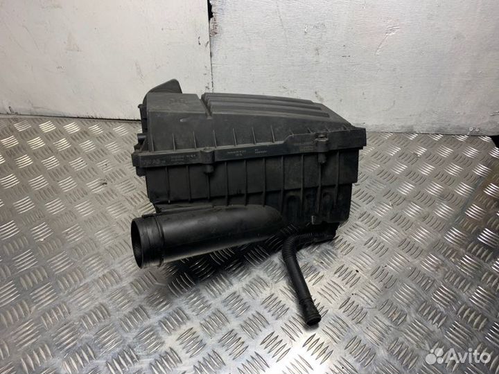 Корпус воздушного фильтра Skoda Octavia A5 BXE 1.9