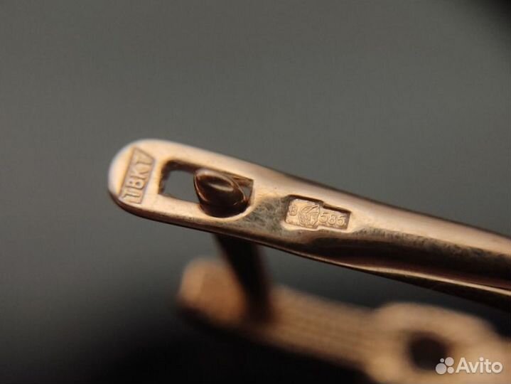 Золотые серьги 585 пробы массой 1.9 грамма